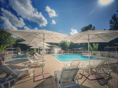 Piscine de l'établissement hôtel gites le clos du moulin ou située à proximité
