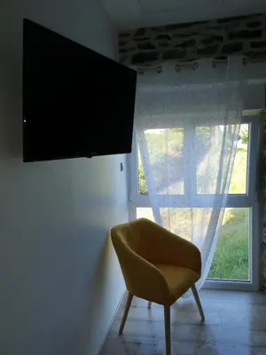 Télévision ou salle de divertissement dans l'établissement La Clé Du Maumont