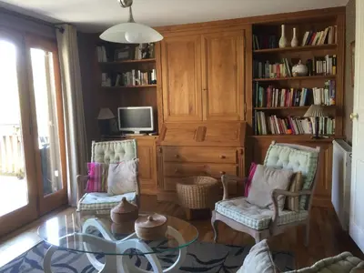 Bibliothèque dans la maison de vacances