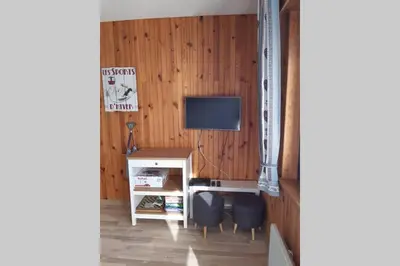 Télévision ou salle de divertissement dans l'établissement STUDIO PIEDS PISTES
