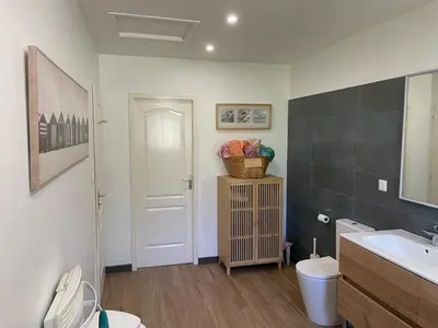 Salle de bains dans l'établissement Villa de la Colline - Family friendly holiday home with private pool and secure garden