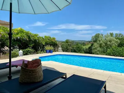 Piscine de l'établissement Villa de la Colline - Family friendly holiday home with private pool and secure garden ou située à proximité