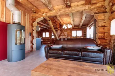 Coin salon dans l'établissement Chalets de Fougerousse