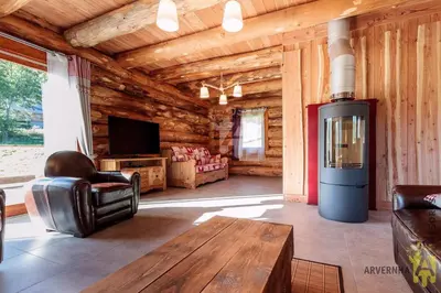 Coin salon dans l'établissement Chalets de Fougerousse