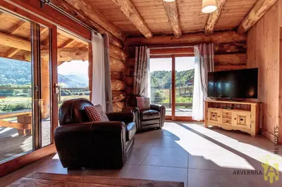 Télévision ou salle de divertissement dans l'établissement Chalets de Fougerousse