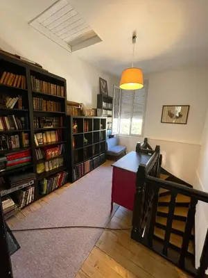 Bibliothèque dans l'appartement
