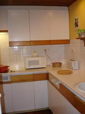 Cuisine ou kitchenette dans l'établissement L OUSTALOU MAISON D HOTES DE CHARME EN AUVERGNE PISCINE PRIVEE CHAUFFéE