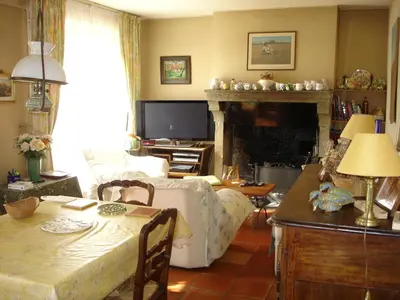 Télévision ou salle de divertissement dans l'établissement L OUSTALOU MAISON D HOTES DE CHARME EN AUVERGNE PISCINE PRIVEE CHAUFFéE