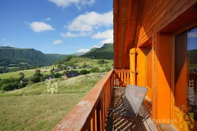 Vue générale sur la montagne ou vue sur la montagne depuis le chalet