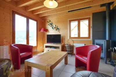 Télévision ou salle de divertissement dans l'établissement Chalet de Solène