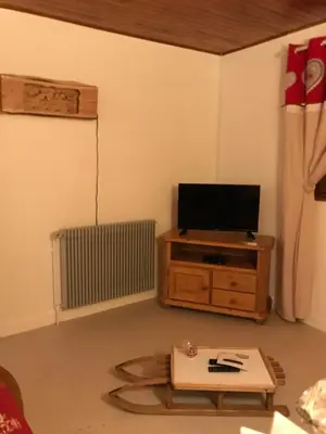 Télévision ou salle de divertissement dans l'établissement Location de la cascade 8 personnes