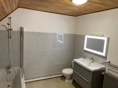 Salle de bains dans l'établissement Location de la cascade 8 personnes