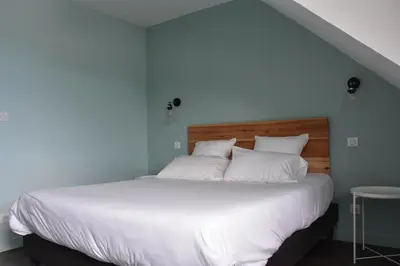 Un ou plusieurs lits dans un hébergement de l'établissement Hôtel Lodge du Lac Chambon