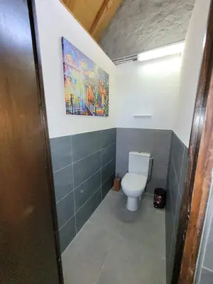 Salle de bains dans l'établissement TIPIsche trekkershut - Camping Le Soustran