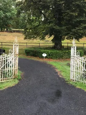 Jardin de l'établissement haras de la Cère et ses chevaux