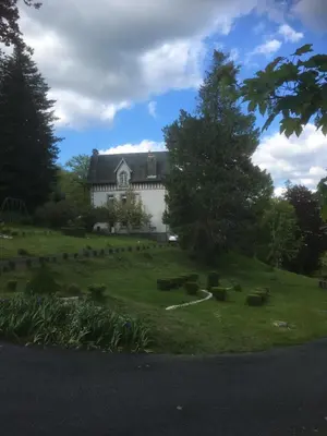 Jardin de l'établissement haras de la Cère et ses chevaux