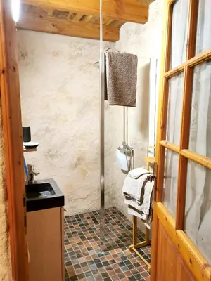 Cuisine ou kitchenette dans l'établissement Studio charmant à Bio avec jardin et piscine partagée, 32 m².