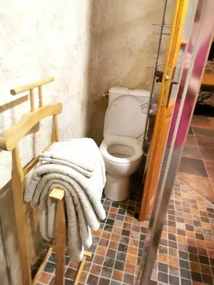 Salle de bains dans l'établissement Studio charmant à Bio avec jardin et piscine partagée, 32 m².