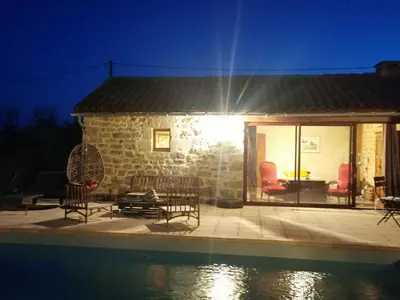 Piscine de l'établissement Studio charmant à Bio avec jardin et piscine partagée, 32 m². ou située à proximité