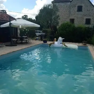 Studio charmant à Bio avec jardin et piscine partagée