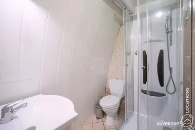 Salle de bains dans l'établissement Le Jassaguet