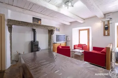 Télévision ou salle de divertissement dans l'établissement Le Jassaguet