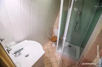 Salle de bains dans l'établissement Le Jassaguet