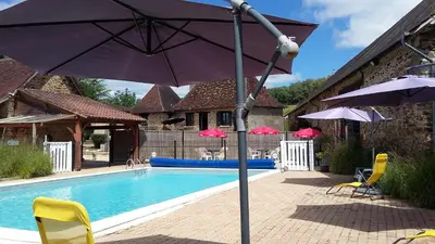 Piscine de l'établissement Domaine de Vaulatour. ou située à proximité