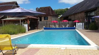 Piscine de l'établissement Domaine de Vaulatour. ou située à proximité