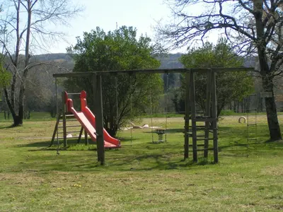 Aire de jeux pour enfants de l'établissement Domaine de Vaulatour.