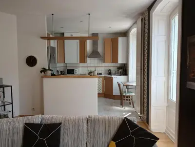 Cuisine ou kitchenette dans l'établissement Tulle : bel appartement lumineux en centre ville