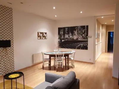 Télévision ou salle de divertissement dans l'établissement Tulle : bel appartement lumineux en centre ville