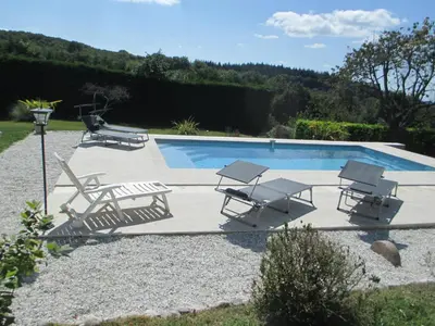 Piscine de l'établissement La Ferme de la Chapelle-Saint-Jean ou située à proximité