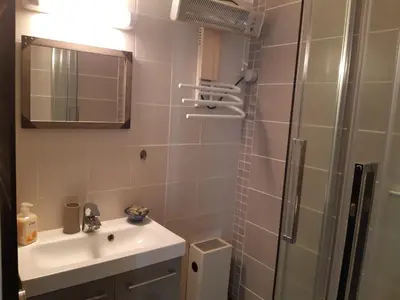 Salle de bains dans l'établissement Studio au cœur des Volcans d Auvergne - Murol