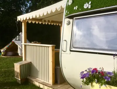 Jardin de l'établissement Luna caravane Vintage