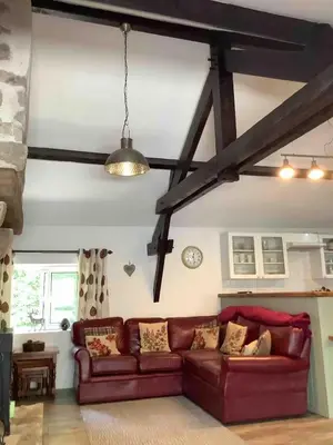 Coin salon dans l'établissement Woodland Cottage