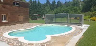 Piscine de l'établissement Gîte de pleine nature en dordogne ou située à proximité