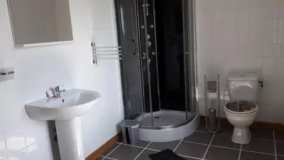 Salle de bains dans l'établissement La Maison en Cézallier - Purple