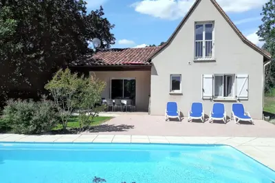 Piscine de l'établissement Villa ravissante à Loubressac avec piscine privée ou située à proximité