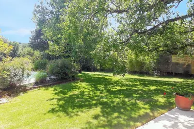 Jardin de l'établissement Villa ravissante à Loubressac avec piscine privée