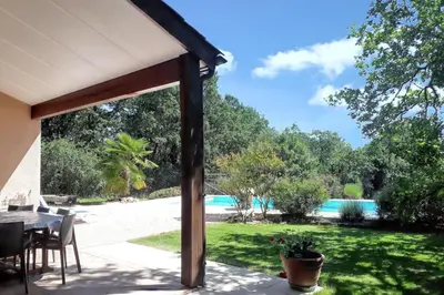 Piscine de l'établissement Villa ravissante à Loubressac avec piscine privée ou située à proximité