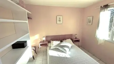 Un ou plusieurs lits dans un hébergement de l'établissement Villa ravissante à Loubressac avec piscine privée