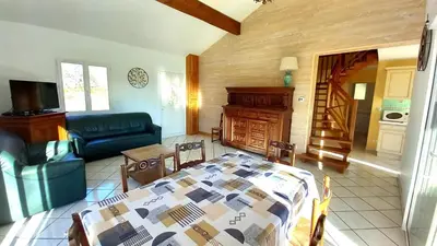 Coin salon dans l'établissement Villa ravissante à Loubressac avec piscine privée