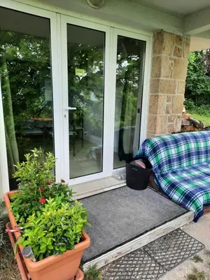 Jardin de l'établissement Les coteaux de Planèze, chambre pour 2, 3 ou famille nombreuse 2 adultes 5 enfants et jeunes