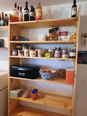 Cuisine ou kitchenette dans l'établissement Les coteaux de Planèze, chambre pour 2, 3 ou famille nombreuse 2 adultes 5 enfants et jeunes