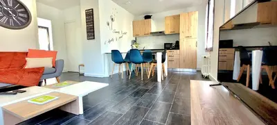 Cuisine ou kitchenette dans l'établissement Wifi Clim Garage Jardin BBQ Cosy House