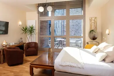Coin salon dans l'établissement Demeures & Châteaux Auberge de la Tour - Hôtel & Restaurants - Marcolès Auvergne