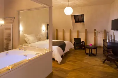 Un ou plusieurs lits dans un hébergement de l'établissement Demeures & Châteaux Auberge de la Tour - Hôtel & Restaurants - Marcolès Auvergne