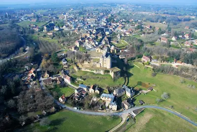 Vue panoramique sur l'établissement petite maison en pierre au coeur du Périgord noir