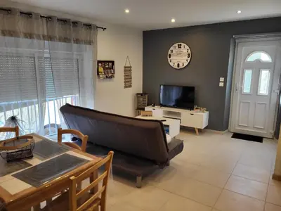 Coin salon dans l'établissement petite maison en pierre au coeur du Périgord noir
